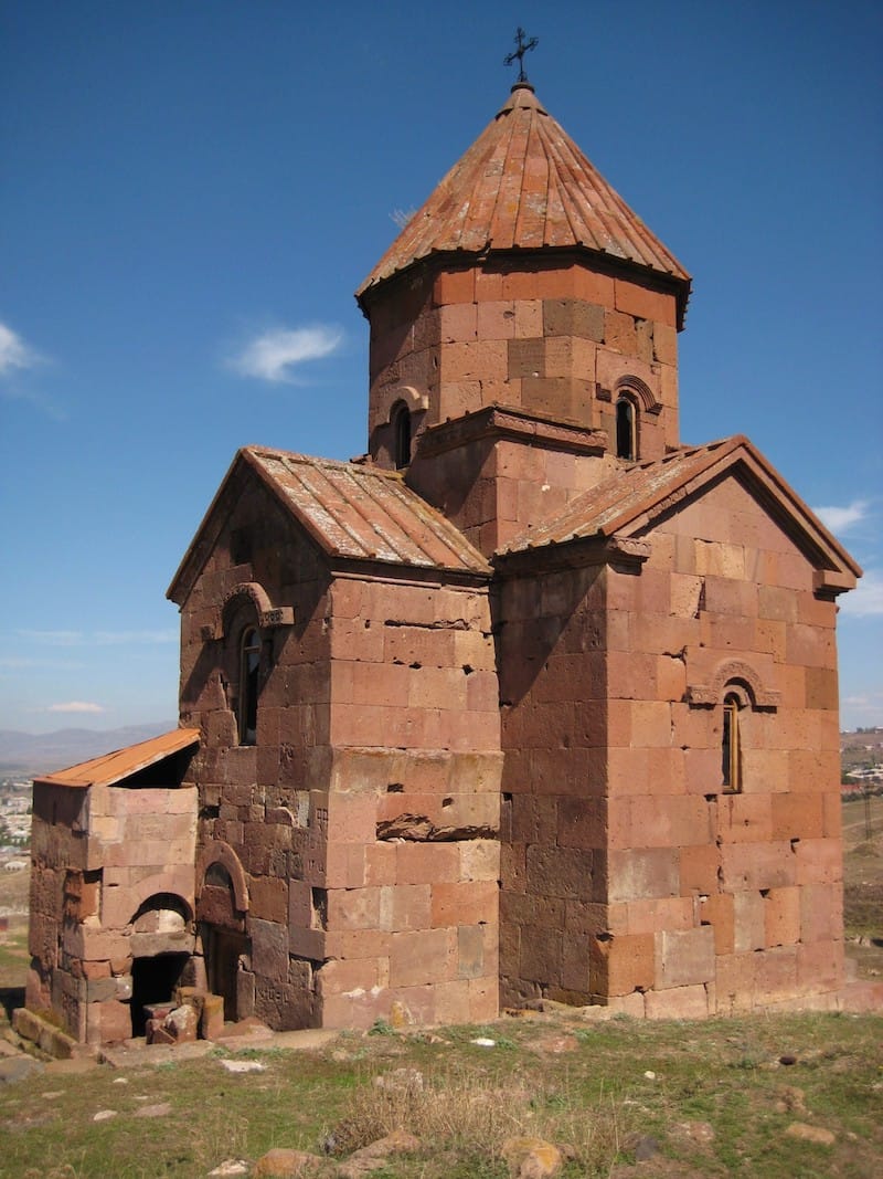 Lmbatavank via Liveon001 © Travis K. Witt - Own work, CC BY-SA 3.0