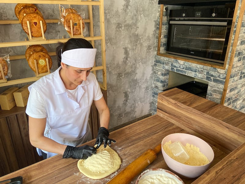 Lady is baking a Gata