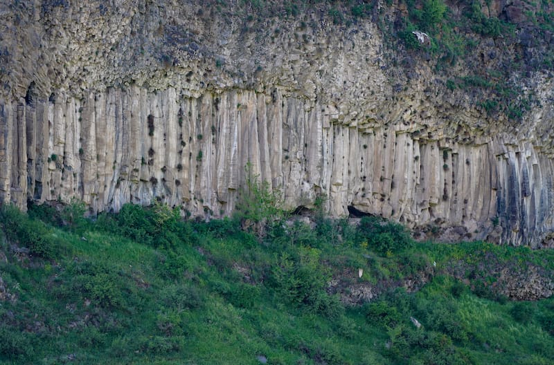 Columns on the road toward Argel