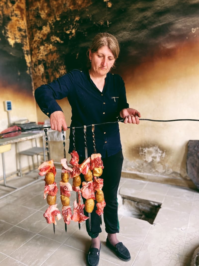 Hanging Armenian BBQ into Tonorir